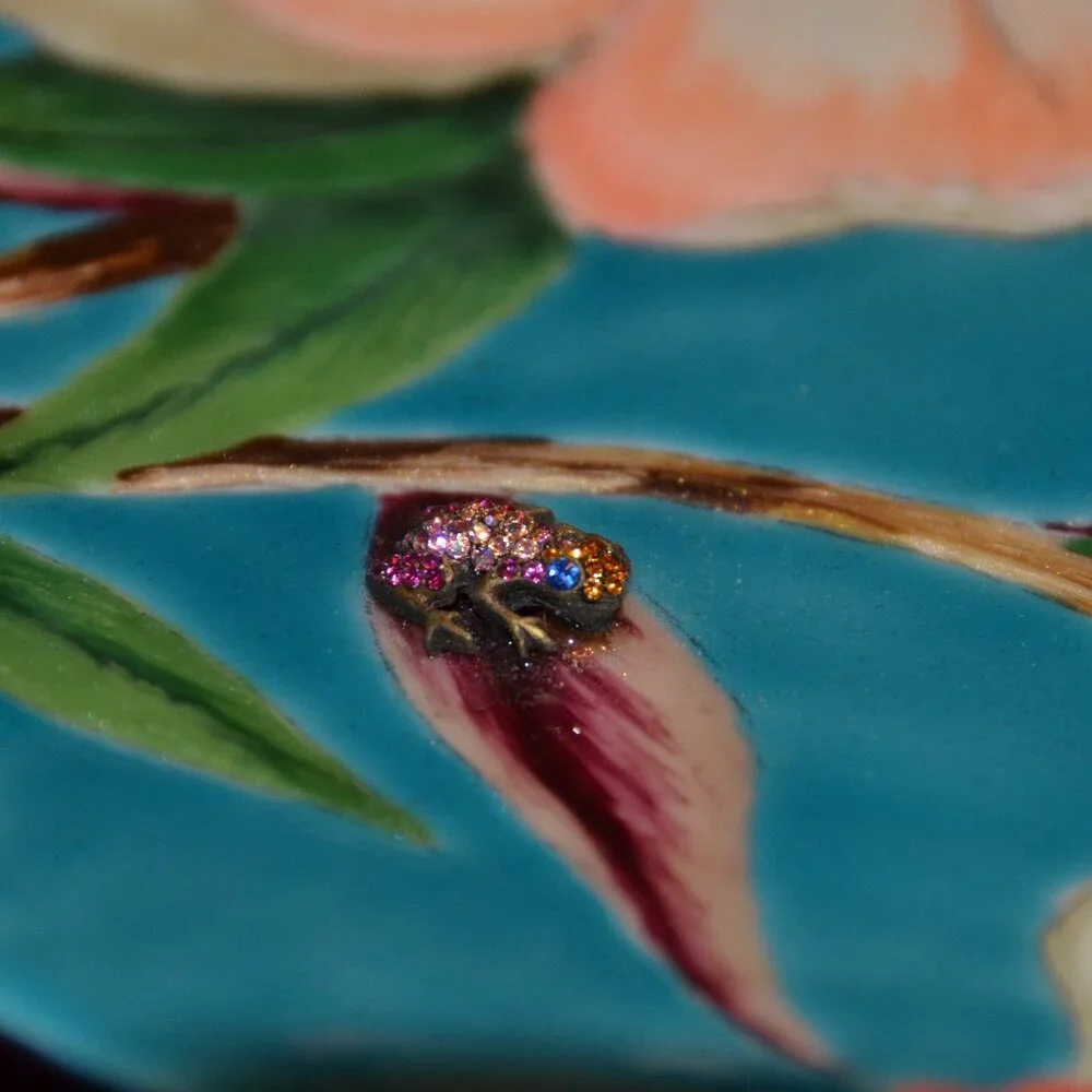 RARE LIMITED EDITION SIGNED JAY STRONGWATER MAGNOLIA FLOWER BUTTERFLY FROG PLATE